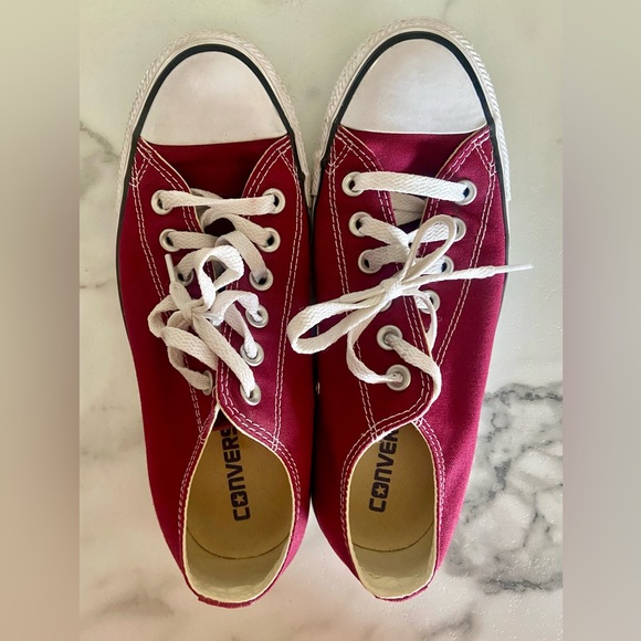 Converse Shoes - $15 for maroon gently-used converse - UNISEX MEN’S 5/ WOMEN’S 7